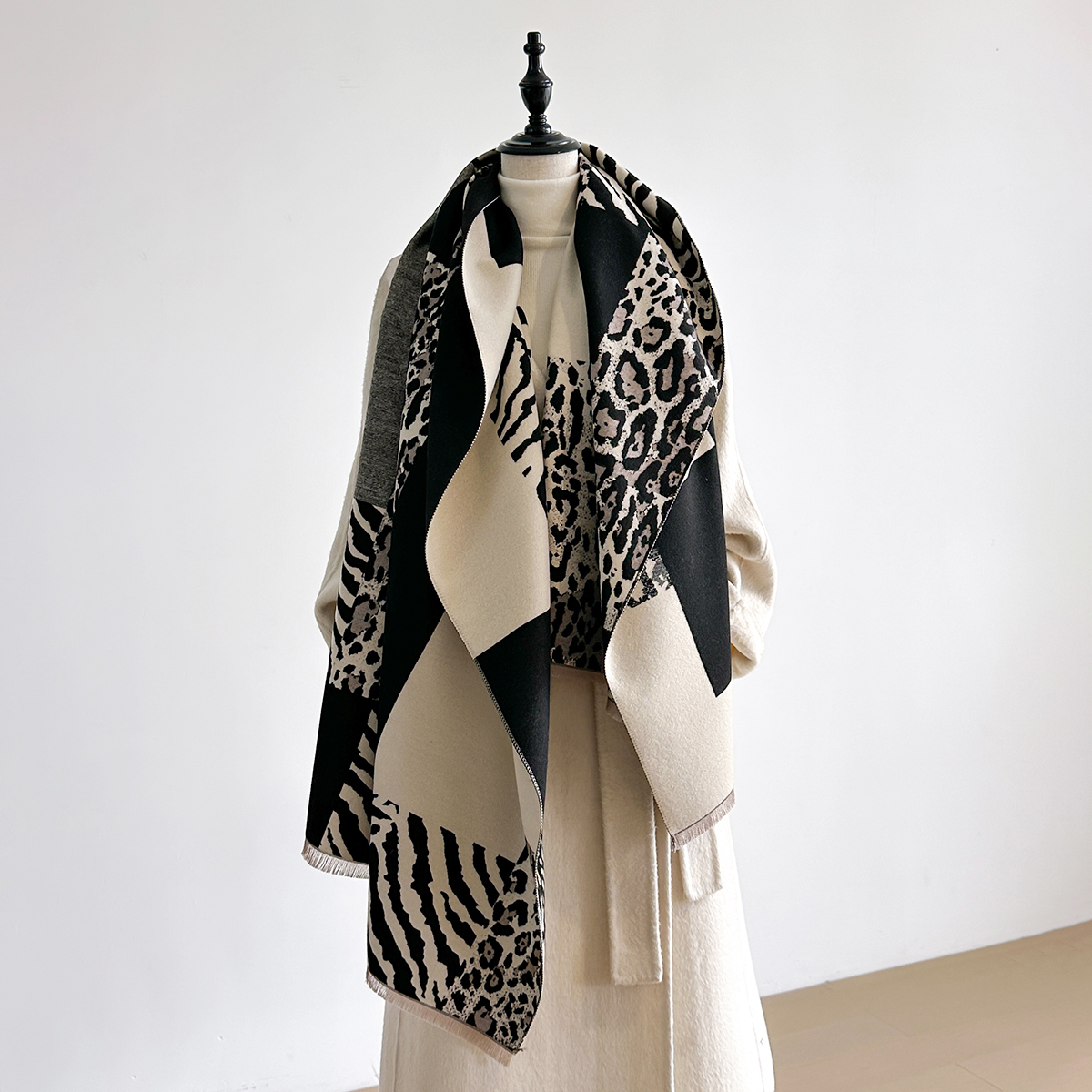 New Brand Elegance Two-Sided L - Woven Scarf Blanket 리뷰 및 가격