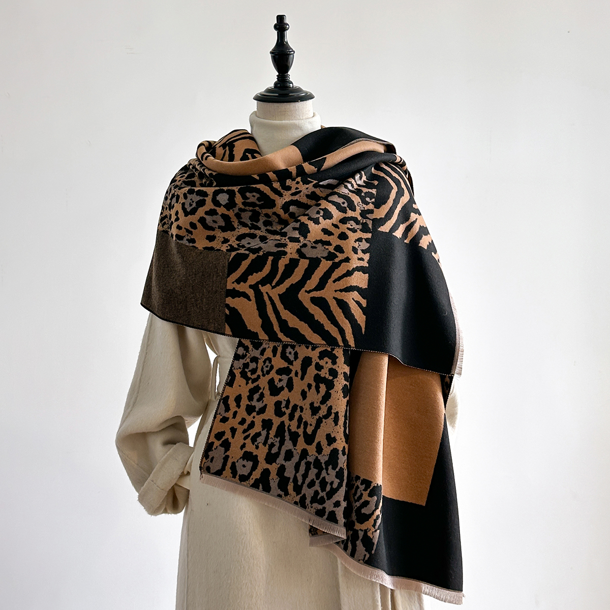 New Brand Elegance Two-Sided L - Woven Scarf Blanket 리뷰 및 가격