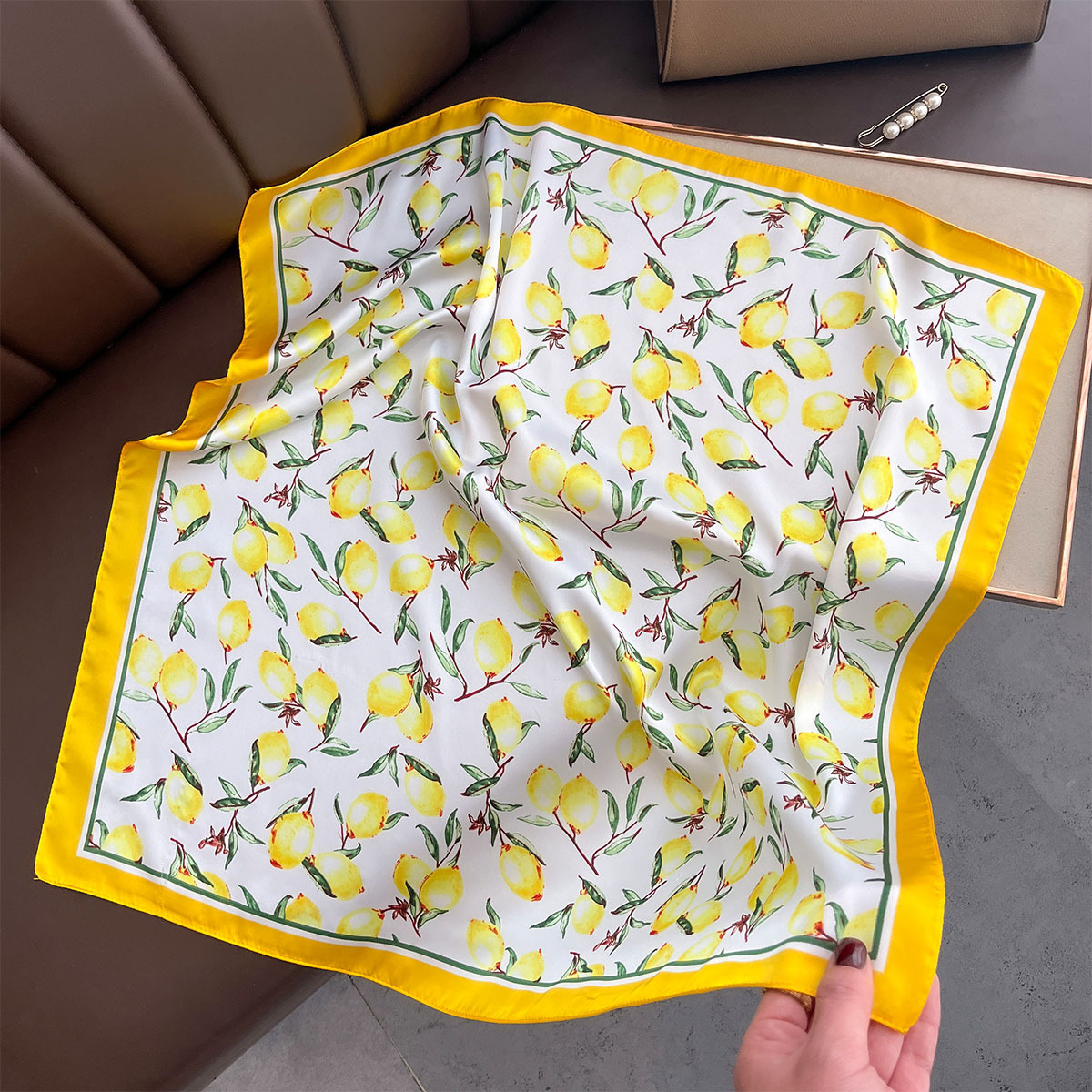 2025 New Yellow Lemon Print Sq - Ascot Neck Scarf 리뷰 및 가격