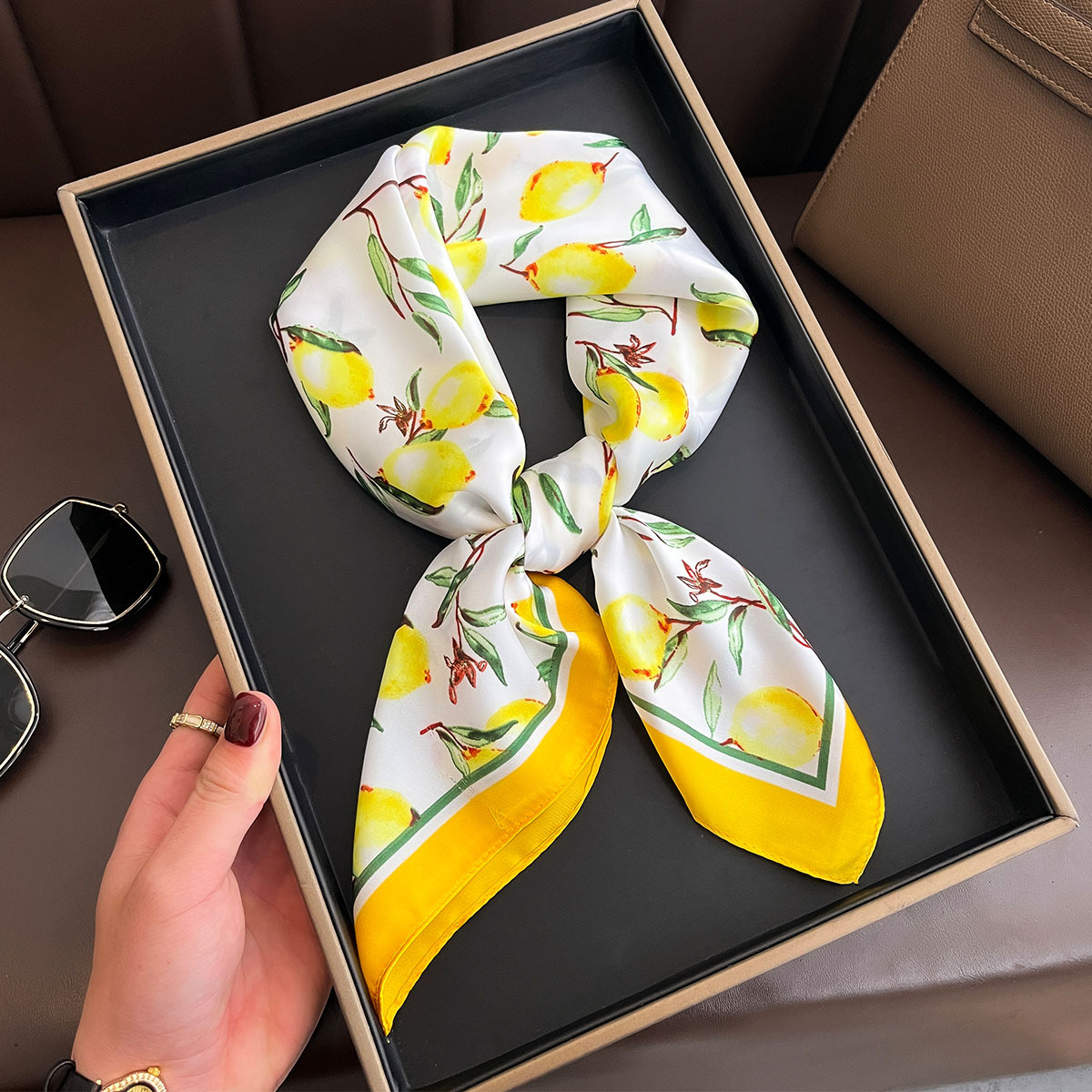 2025 New Yellow Lemon Print Sq - Ascot Neck Scarf 리뷰 및 가격