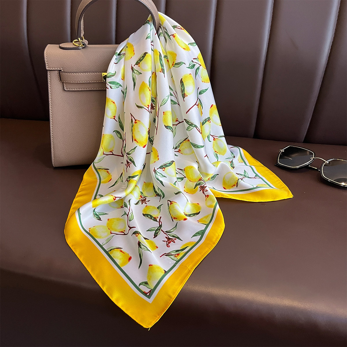 2025 New Yellow Lemon Print Sq - Ascot Neck Scarf 리뷰 및 가격