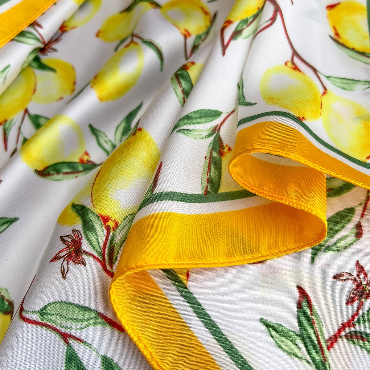 2025 New Yellow Lemon Print Sq - Ascot Neck Scarf 리뷰 및 가격